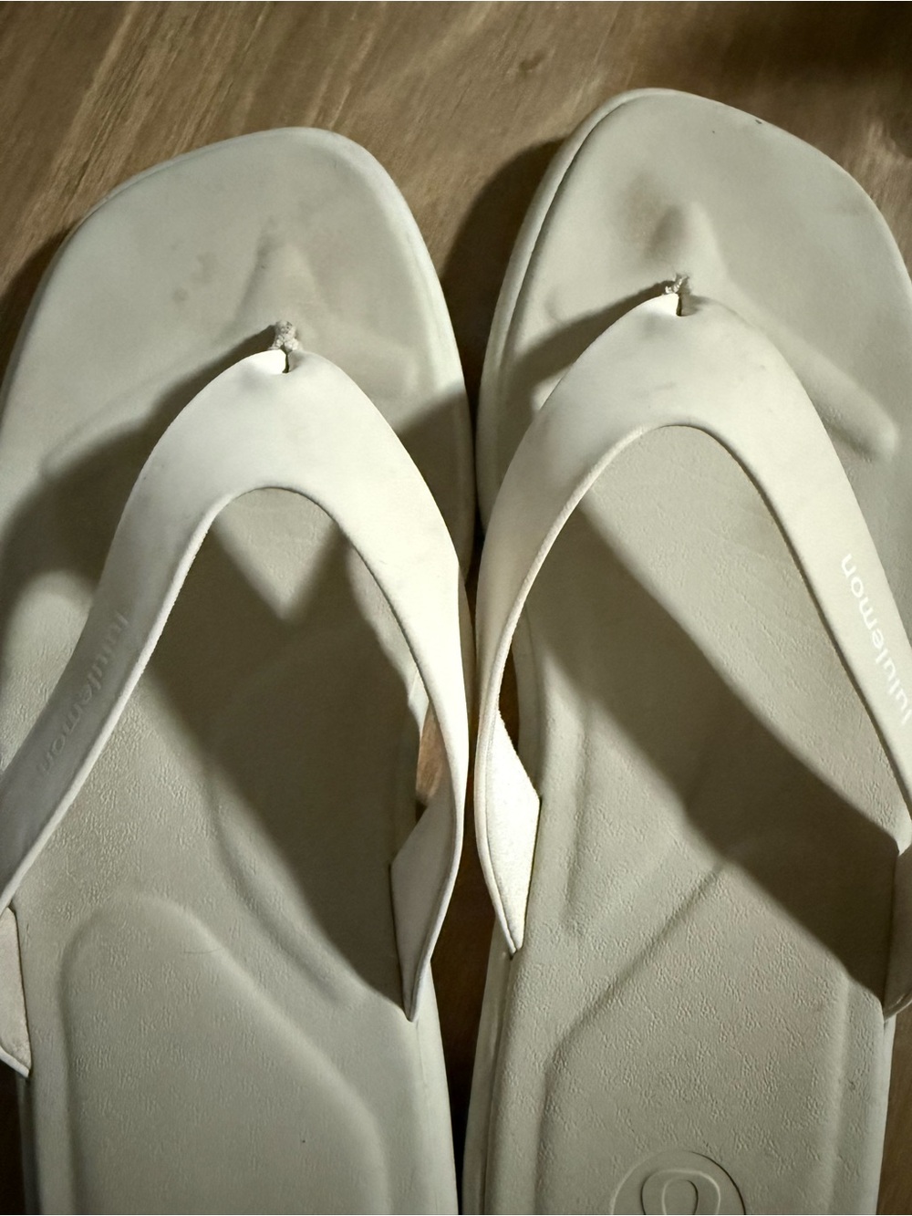 lululemon athletica Light Ivory Rest-feel Women’s Cushioned Flip Flop Sandals 9 - Picture 2 of 7